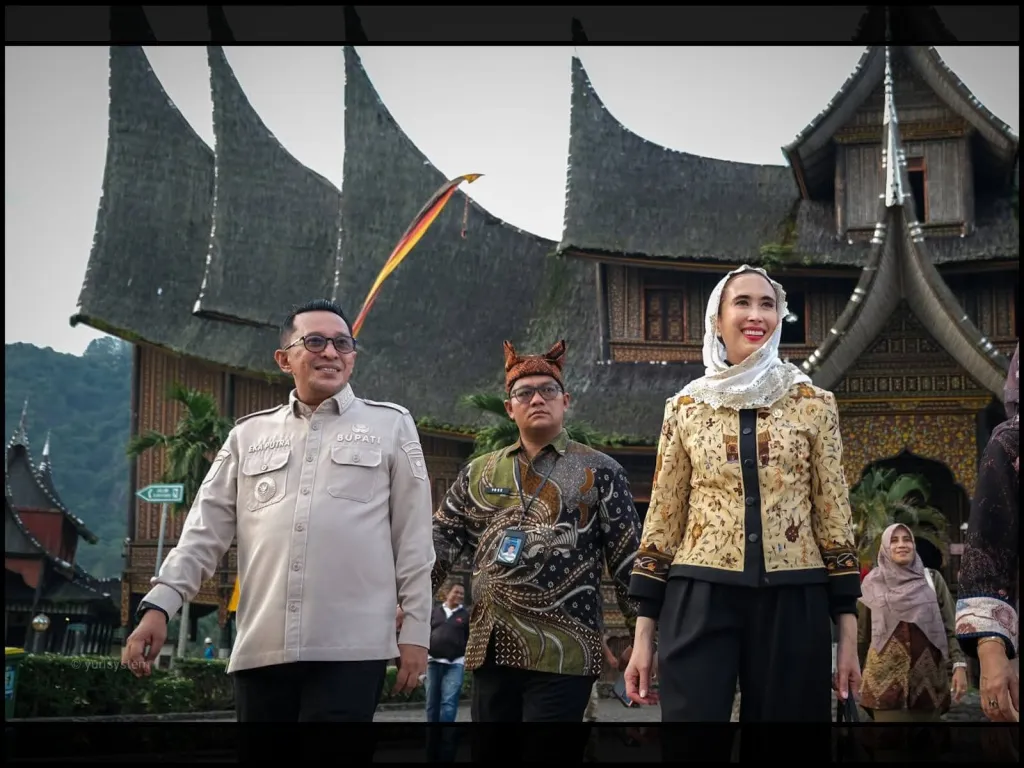 Menreti Pariwisata didampingi Bupati Eka Putra mengunjungi  Istano Basa Pagaruyung